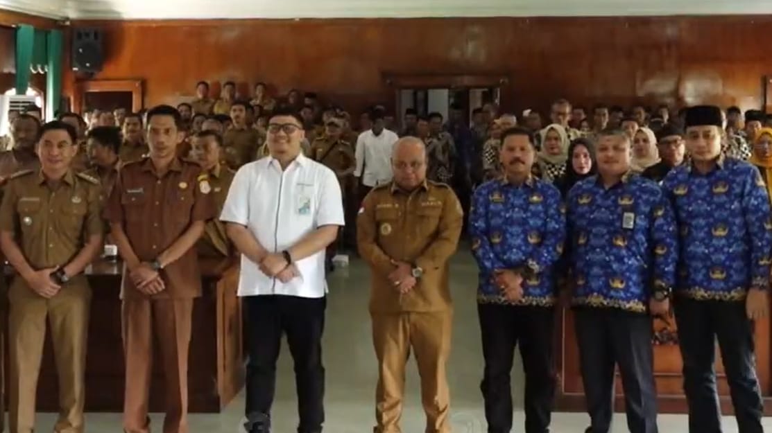 Plt Bupati Berpoto bersama kades dan BPD