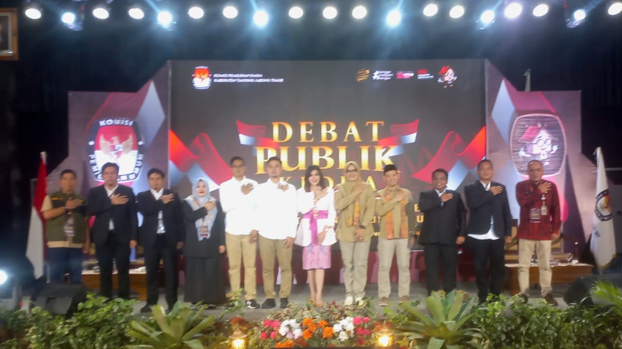 Plt Bupati dan Sekda Tanjabtim berpoto bersama usai debat publik