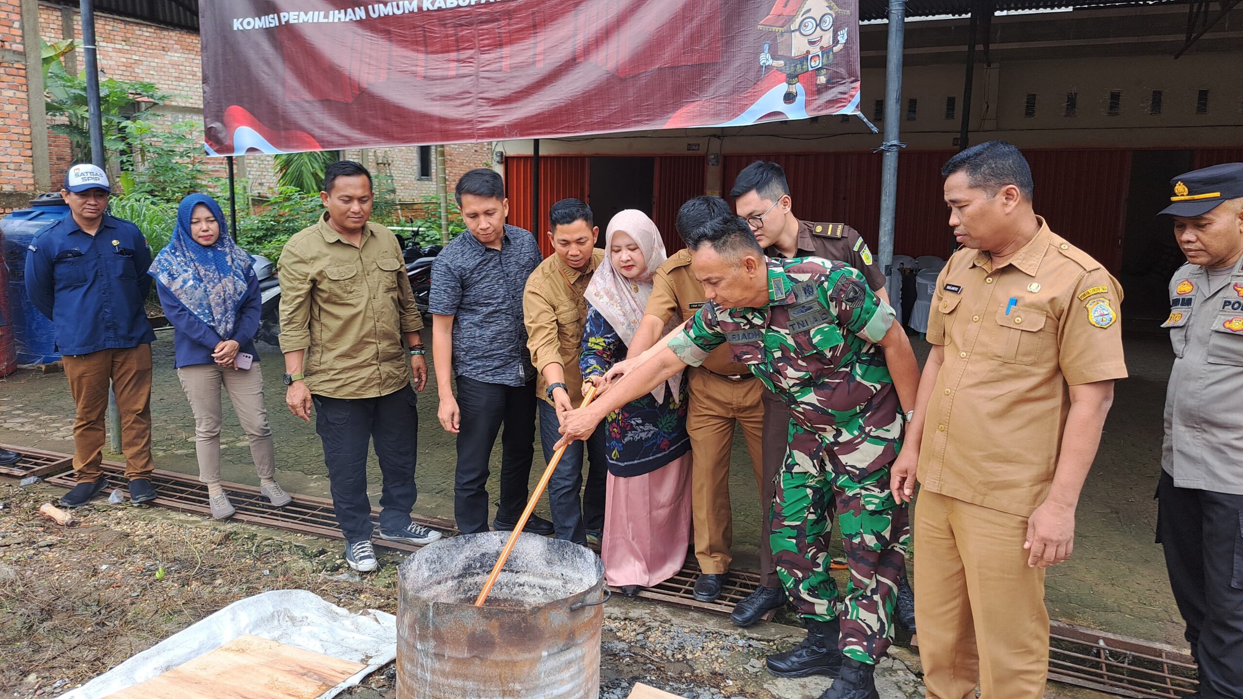 KPU Tanjab Timur Musnahkan Surat Suara Rusak