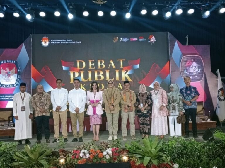 Plt Bupati berpoto bersama usai debat publik