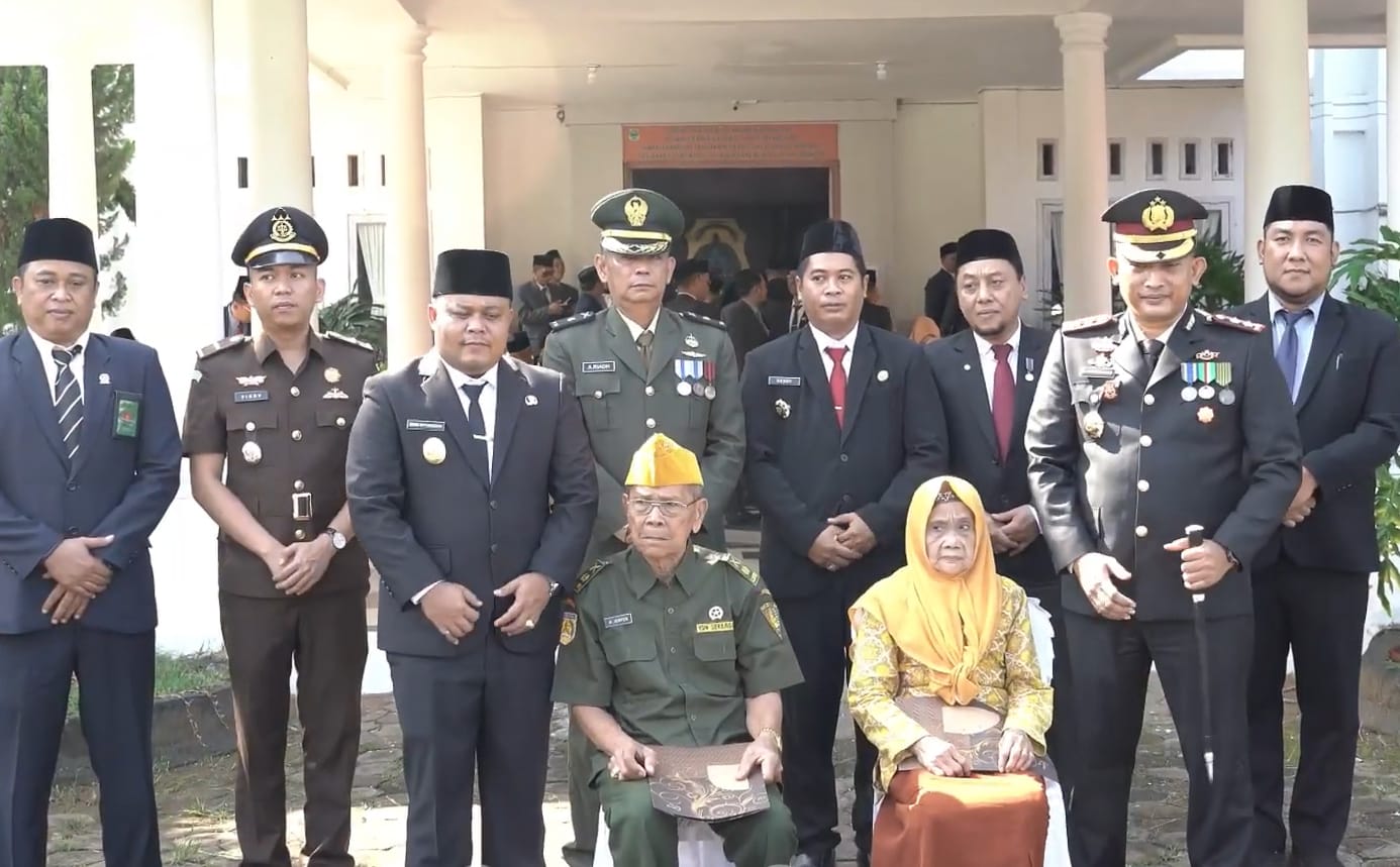 Plt Bupati berpoto bersama veteran di Hari Pahlawan