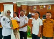 Bupati Tanjabtim Serahkan SPPT dan DHKP PBB Sektor Pedesaan dan Perkotaan